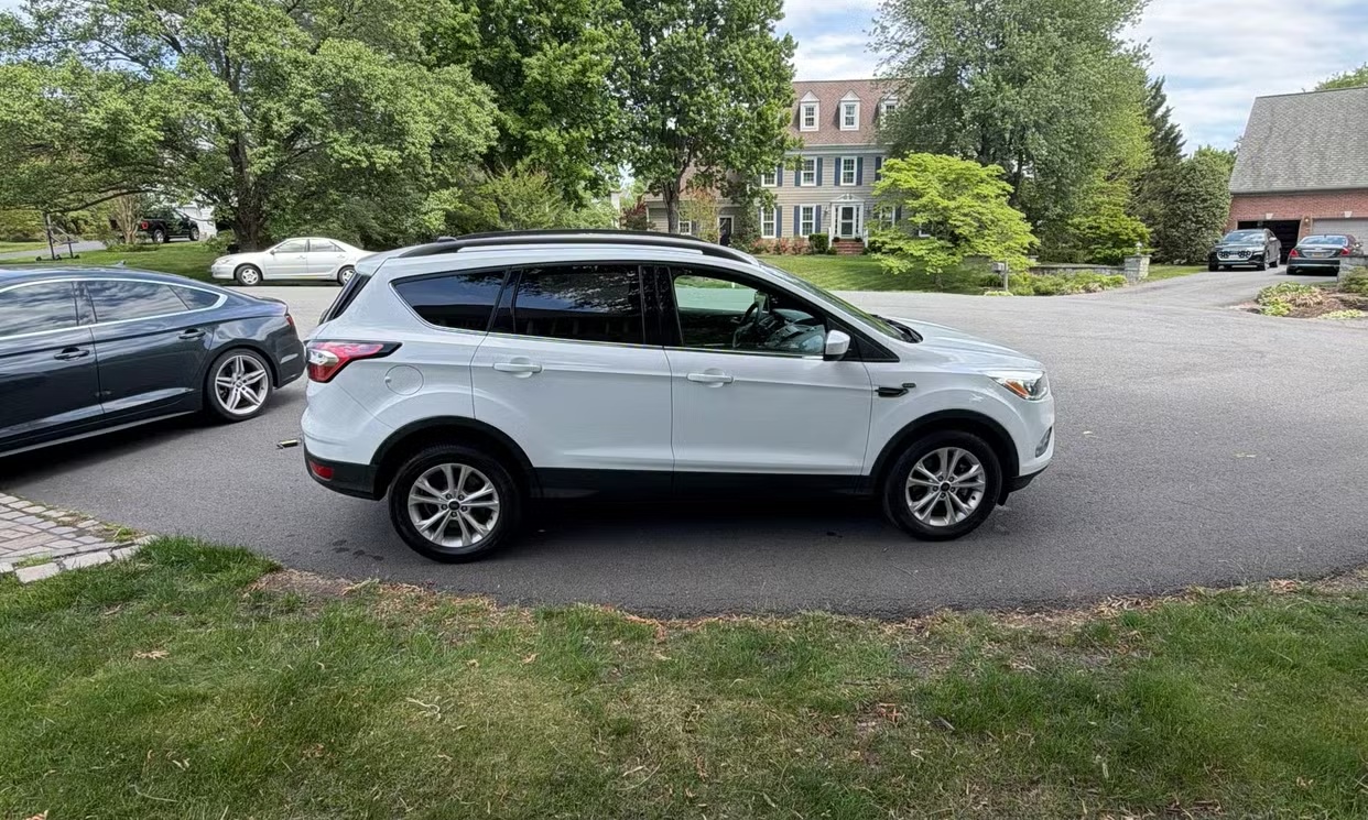 Ford Escape, passenger-side exterior